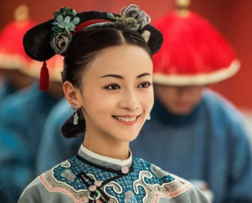 清朝妃子的装扮习俗：一耳三钳与指甲套的意义