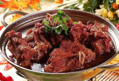苏东坡的美食遗产：从东坡肉到羊蝎子的风味探索