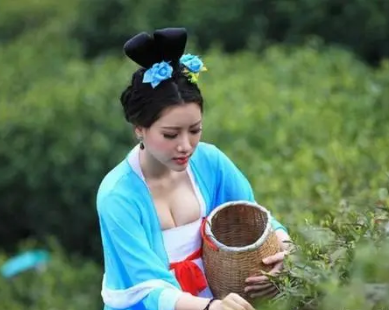唐朝女性夏季避暑与时尚