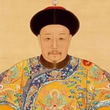 嘉庆对太皇乾隆即位后的态度分析，双方之间有什么矛盾存在？