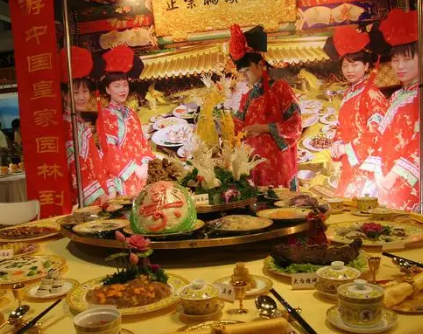揭秘宫廷饮食礼仪：皇帝吃饭为何不能超过三口?