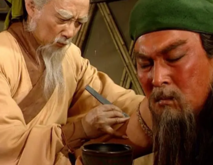 刮骨疗毒的主人公：关羽