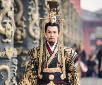 皇帝长袍的隐秘：权力的象征与日常维护