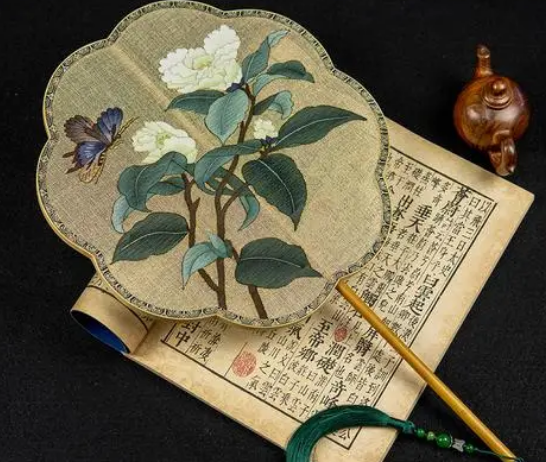 古代扇子的双重功能：清凉与雅致