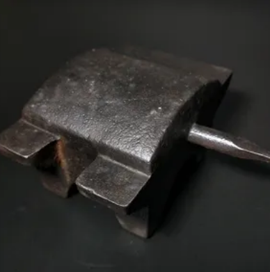 铁链的秘密：打铁铁砧下为什么要用铁链缠绕