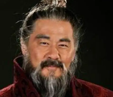 曹操早年掌控朝廷的策略与拒绝盟主之位的背后考量