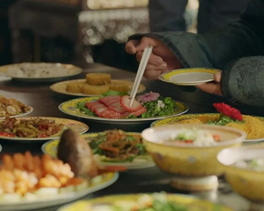 What are the idioms that describe eating gracefully? What are the stories behind them?