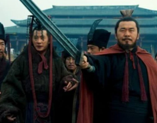 权力与策略：曹操挟持天子背后的智慧与董卓失败的原因