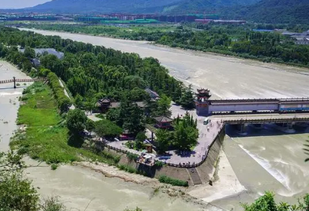 When was Dujiangyan built and what is its historical significance? Who was the designer?