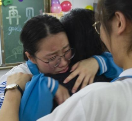 毕业时刻：师生情深，难忘的珍贵回忆