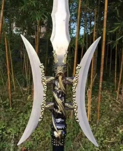 Legendary Hero with a Heavenly Spear: Ancient Weapons and Heroes