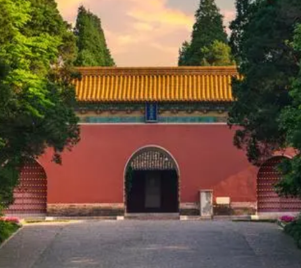 The profound meaning of Emperor Kangxis kneeling and kowtowing three times and nine times at Ming Xiaoling
