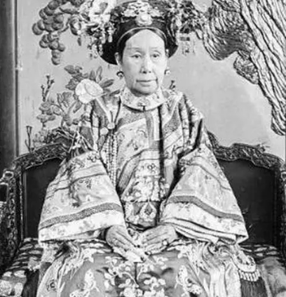 What kind of relationship existed between the nobles in the late Qing Dynasty and Empress Dowager Cixi?