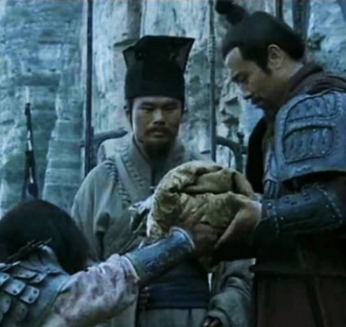The real purpose of Liu Bei throwing his son: was it to buy popularity or for other reasons?