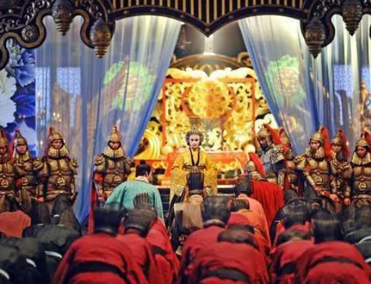 Why did Wu Zetian choose Luoyang as the capital city?