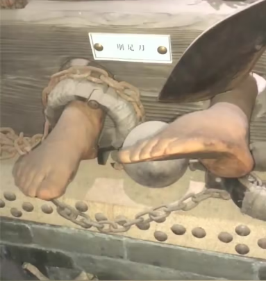 古代脚刑中的烤脚心：一种残酷的刑罚