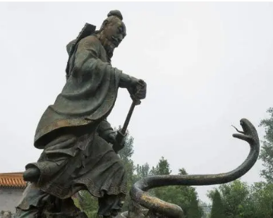 汉高祖刘邦斩白蛇的故事：秦朝灭亡的征兆与刘邦推翻秦朝的历史意义