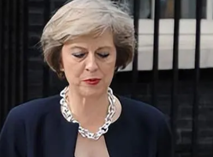 英国首相与女王的权力关系解析，英国首相能废除女王这一职位吗?