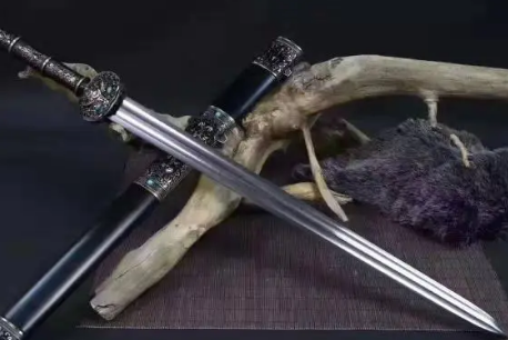 三国兵器之巅峰：方天画戟与吕布的传奇
