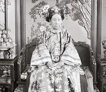掌控朝政的女政治家：慈禧的智慧与手腕