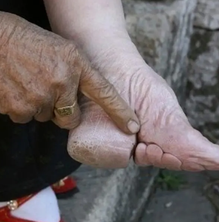Origin of women binding feet: revelation of historical vulgar customs