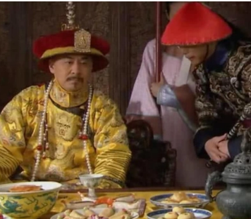 古代皇帝用膳后的剩餐处理：赏赐与节约的平衡
