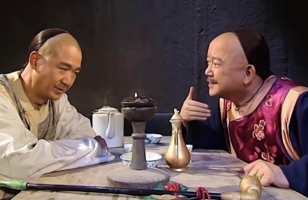 权力巅峰与学术殿堂：和珅与纪晓岚的迥异人生