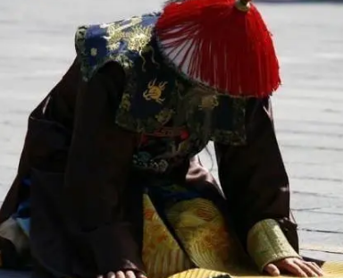 清朝跪拜礼：拍袖子的深意