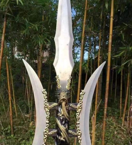 方天画戟的两位传奇主人：遗臭万年与名垂千古