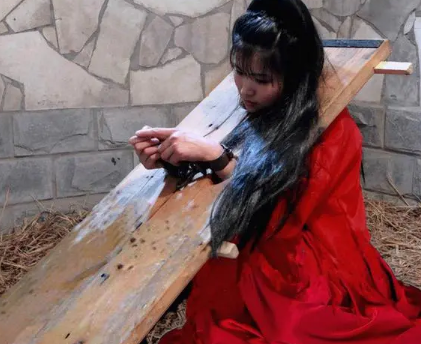 古代女囚发配千里，为何押送者争先恐后？