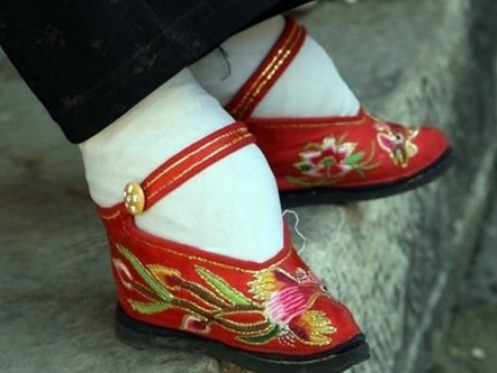 中国古代女性裹脚的起源与发展