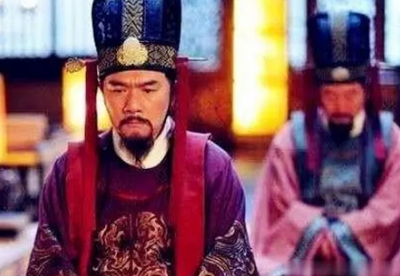 皇帝弄破宰相衣服一年后还是如此