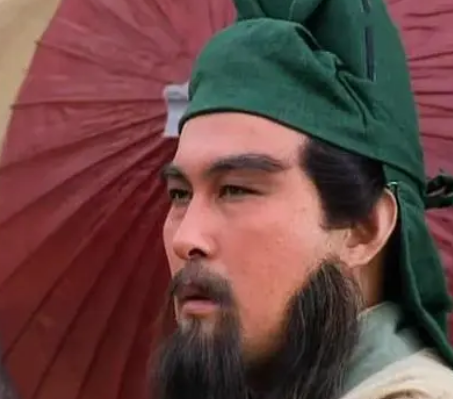 关羽为啥带着绿帽子看看是谁送的？