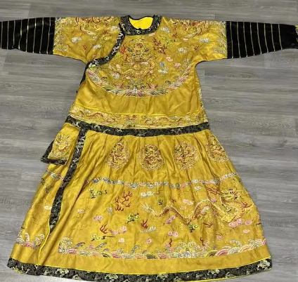 解说清朝的龙袍和官服，特点是什么样的？