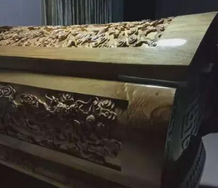 梦见自己死而复生躺在棺材里：探索梦境背后的深层含义