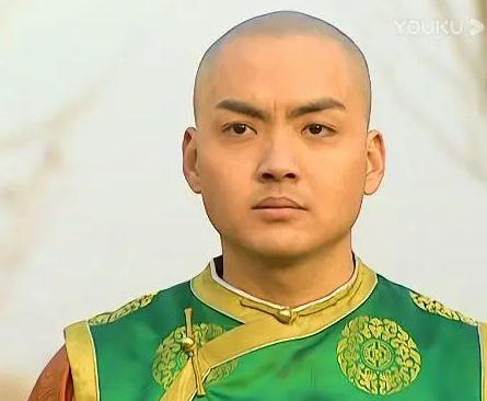 探讨鄂尔泰与小燕子的关系：历史与文学的交织
