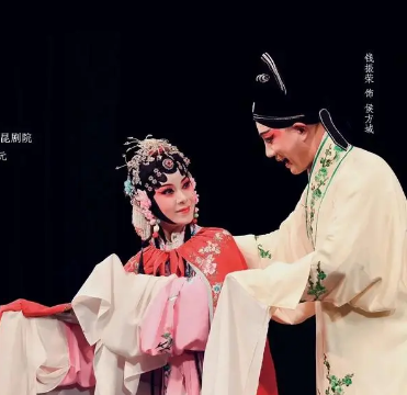 桃花扇：明末爱情故事的镜像