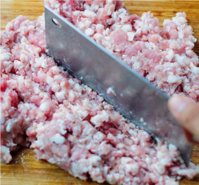 剁肉馅时如何防止菜刀粘肉的技巧与方法