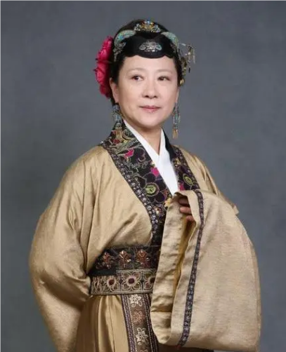 邢夫人与王夫人：红楼梦中的家族纠葛与女性命运