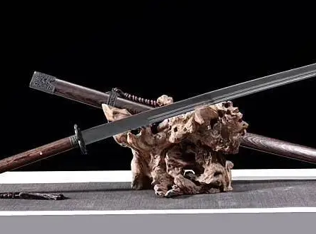 探究古今冷兵器——重量差异背后的工艺与使用