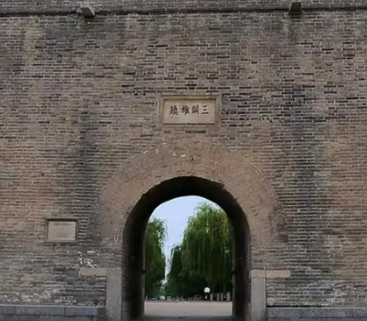 夜幕降临：古代城门的关闭与城市的进入