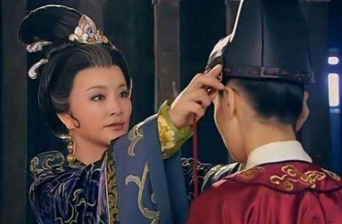 权力与智慧：上官婉儿与武则天的复杂关系