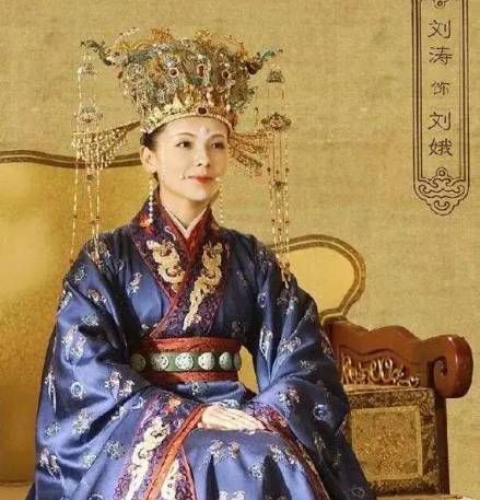 皇帝见了母亲要跪吗：历史中的礼仪与亲情