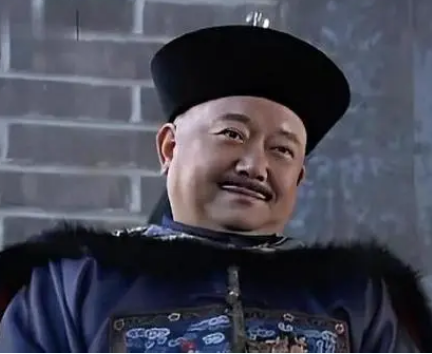 清朝官场中的两位传奇人物：和珅与纪晓岚的官职比较