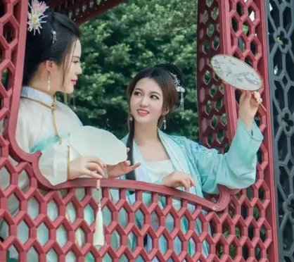 夏日绮丽：古代女性的时尚与舒适