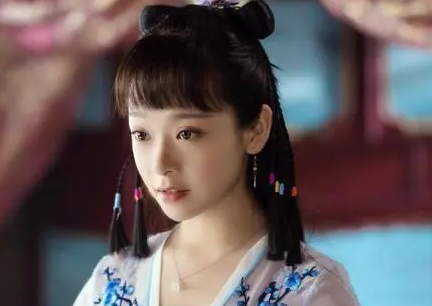 古代家庭中的守夜婢女：探讨其工作姿态与象征意义