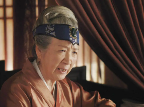 古代宫廷中的内命妇与外命妇：等级与影响力的比较