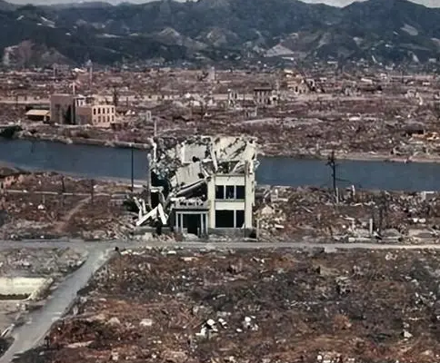 核爆下的毁灭与重生：二战期间美国对日本的核攻击