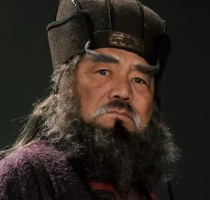 权力与选择：董卓不自立为帝的深层考量