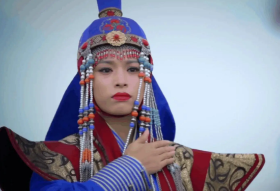 满都海的传奇人生：跨越年龄的婚姻与百姓的崇拜